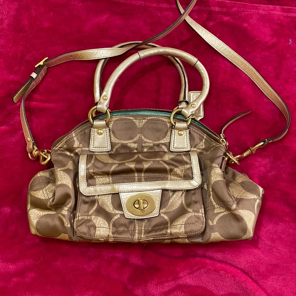 Brand new never worn Coach purse.You can use it as a crossbody or a shoulder bag